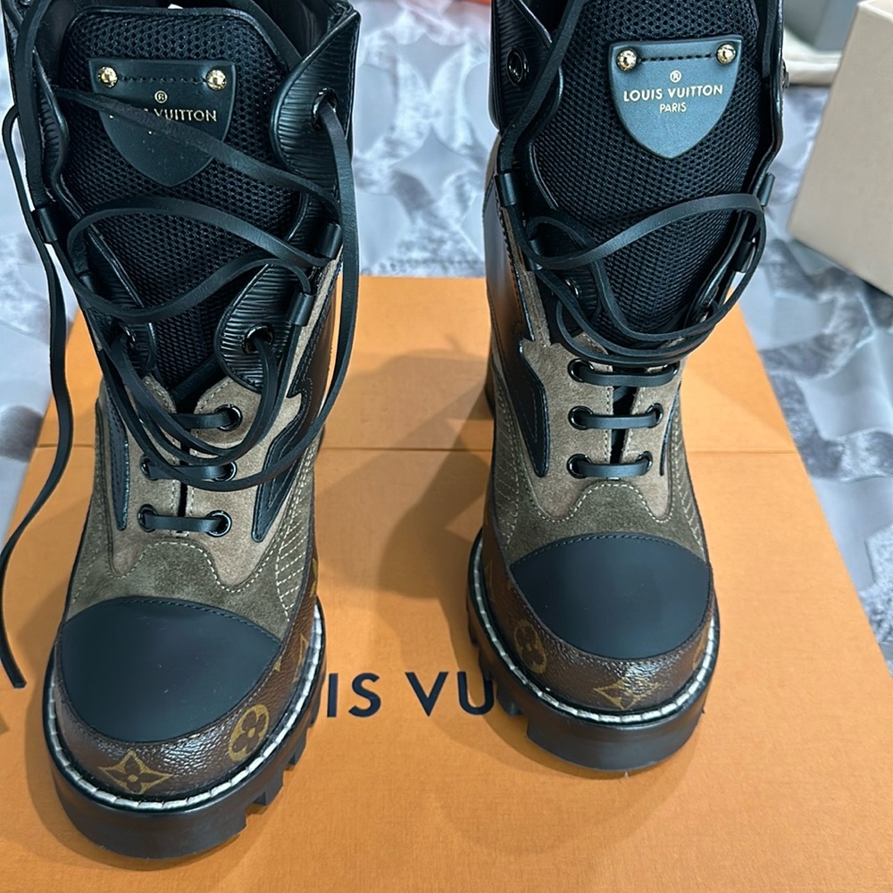 LOUIS VUITTON 
Suede Calfskin Monogram Star Trail Ankle Boots 40 Khaki